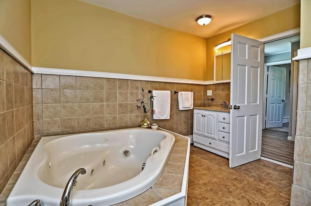 Charming Cottage Historic Falmouth Cape Cod Near Beach And Downtown 2Br 1Bath Deck Buitenkant foto